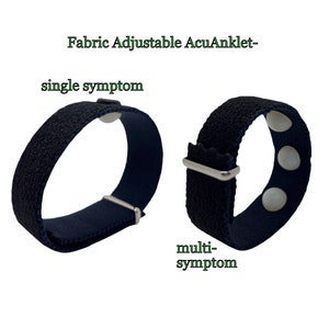 Puede incluir: Dos pulseras ajustables de tela negra con hebillas plateadas. La pulsera de la izquierda tiene un botón plateado, mientras que la pulsera de la derecha tiene tres botones plateados. El texto "single symptom" está por encima de la pulsera de la izquierda y el texto "multi-symptom" está por debajo de la pulsera de la derecha.