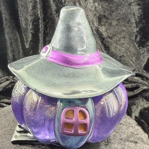 Caja de baratijas Casa de Brujas, resina semitransparente color púrpura con tapa en forma de sombrero.