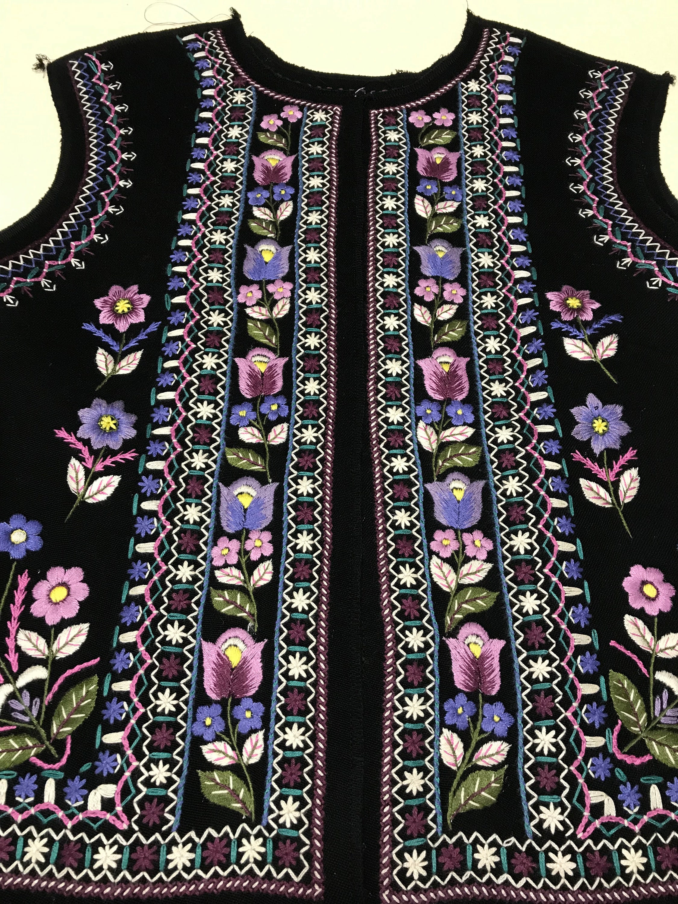 Embroidered vest in black 