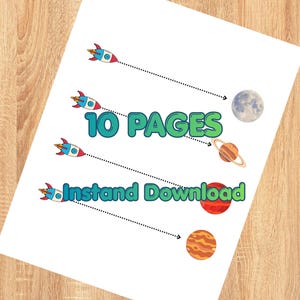 Puede incluir: Una hoja imprimible blanca con cuatro cohetes de dibujos animados que viajan a lo largo de caminos punteados hacia varios cuerpos celestes, incluyendo la luna, Saturno y otros planetas. El texto 10 PAGES e Instand Download está en azul y verde.