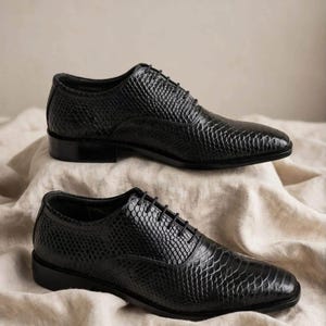 Handgemaakte zwarte Oxford schoenen van pythonleer met reliëf | Formele veterschoenen voor heren