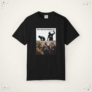 Op de afbeelding: Een zwart t-shirt met een tweedelige meme-afbeelding. Het bovenste paneel toont silhouetten met de tekst "HOW I THINK VIBE CODING WILL GO", "AI" en "ME". Het onderste paneel toont drie figuren met de tekst "TWO MINUTES LATER", "ME", "CLAUDE" en "GPT".
