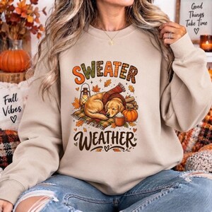 Bluza z kapturem Sweter na Pogodę, Uroczy Śpiący Piesek na Jesień, Przytulny Jesienny Okrągły Dekolt, Prezent dla Miłośnika Golden Retrieverów