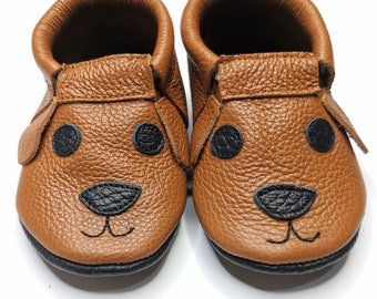 Chaussons bebe, chaussures avec chien sur un brun, ebooba