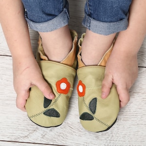Olive Baby Shoes with Flower, Leather Baby Shoes, Girls&#39; Shoes, Toddler Shoes, Green baby shoes, Toddler Moccasins, 5-6 Years baby shoes, 8