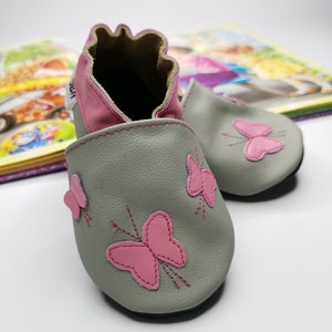 ソフト唯一の赤ちゃんの靴 蝶ピンクグレー 6-12m ebooba BF-34-G-M-2 Butterlies