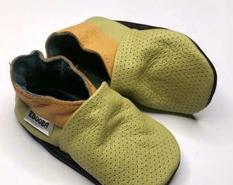 Green soft sole leather Baby shoes / Infant olive yellow shoes / bebe chaussons Krabbelschuhe / Leather Soft Booties / ebooba