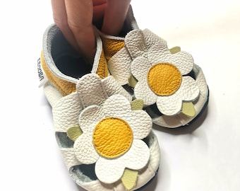 los zapatos de bebe unicos, sandalia blanca con mariquita y hoja, ebooba