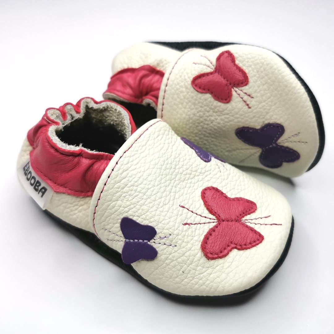 Chaussons bebe chaussures papillon rose sur fond blanc 18-24m