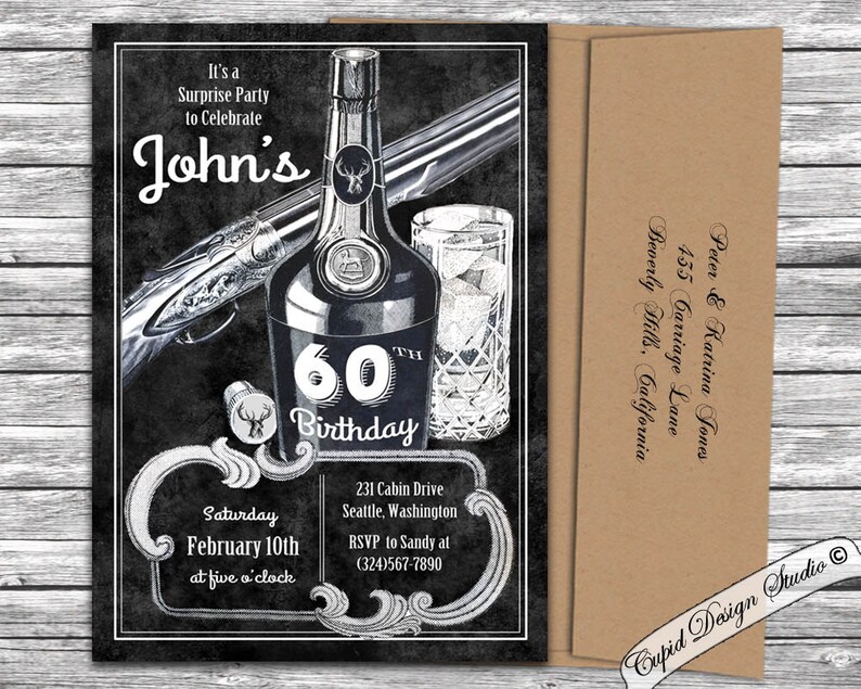 K&ouml;nnte beinhalten: Schwarz-wei&szlig;e Einladung zum 60. Geburtstag mit einer Spirituosenflasche, einem Glas Eis und einem Gewehr. Der Einladungstext lautet: "It's a Surprise Party to Celebrate John's 60th Birthday".