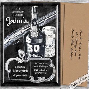 K&ouml;nnte beinhalten: Schwarz-wei&szlig;e Einladung zum 30. Geburtstag. Das Design umfasst eine Spirituosenflasche, eine Schrotflinte und ein Glas Eis. Der Text enth&auml;lt "John's", "30th Birthday" und Party-Details. Ein brauner Umschlag ist enthalten.