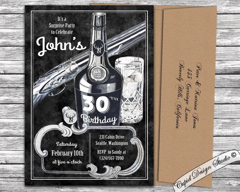 K&ouml;nnte beinhalten: Schwarz-wei&szlig;e Einladung zum 30. Geburtstag. Das Design umfasst eine Spirituosenflasche, eine Schrotflinte und ein Glas Eis. Der Text enth&auml;lt "John's", "30th Birthday" und Party-Details. Ein brauner Umschlag ist enthalten.