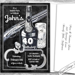 K&ouml;nnte beinhalten: Schwarz-wei&szlig;e Einladung zum 40. Geburtstag. Das Design zeigt eine Spirituosenflasche, eine Schrotflinte und ein Glas Eis. Der Text enth&auml;lt "John's", "40th Birthday" und Veranstaltungsdetails. Ein Umschlag mit Adresse ist ebenfalls enthalten.