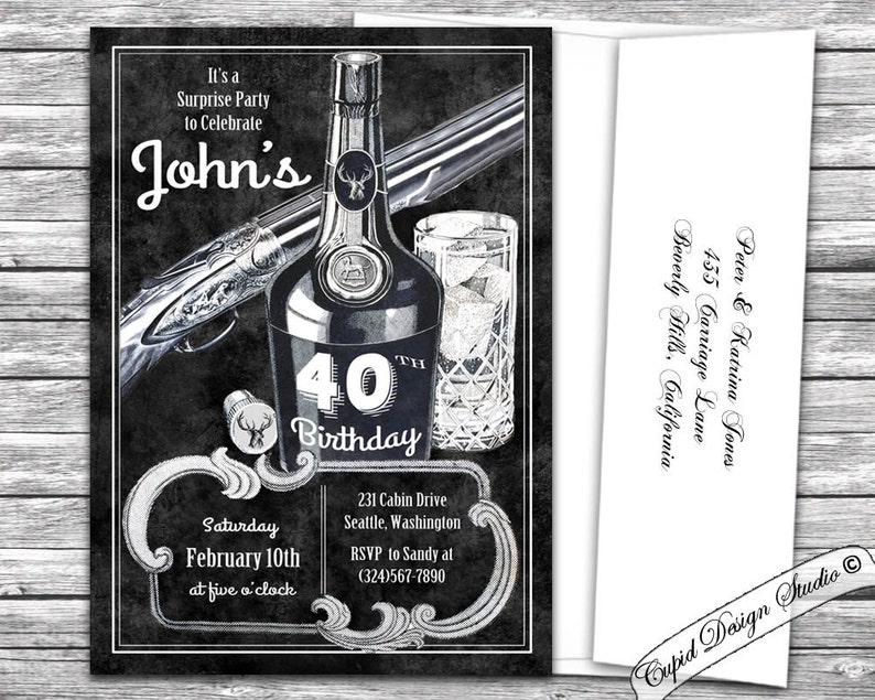 K&ouml;nnte beinhalten: Schwarz-wei&szlig;e Einladung zum 40. Geburtstag. Das Design zeigt eine Spirituosenflasche, eine Schrotflinte und ein Glas Eis. Der Text enth&auml;lt "John's", "40th Birthday" und Veranstaltungsdetails. Ein Umschlag mit Adresse ist ebenfalls enthalten.