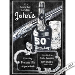 K&ouml;nnte beinhalten: Schwarz-Wei&szlig;-Einladung zum 50. Geburtstag. Das Design zeigt eine Flasche, eine Schrotflinte und ein Glas Eis. Der Text enth&auml;lt "John's", "50th Birthday" und Veranstaltungsdetails. Hergestellt in den USA.
