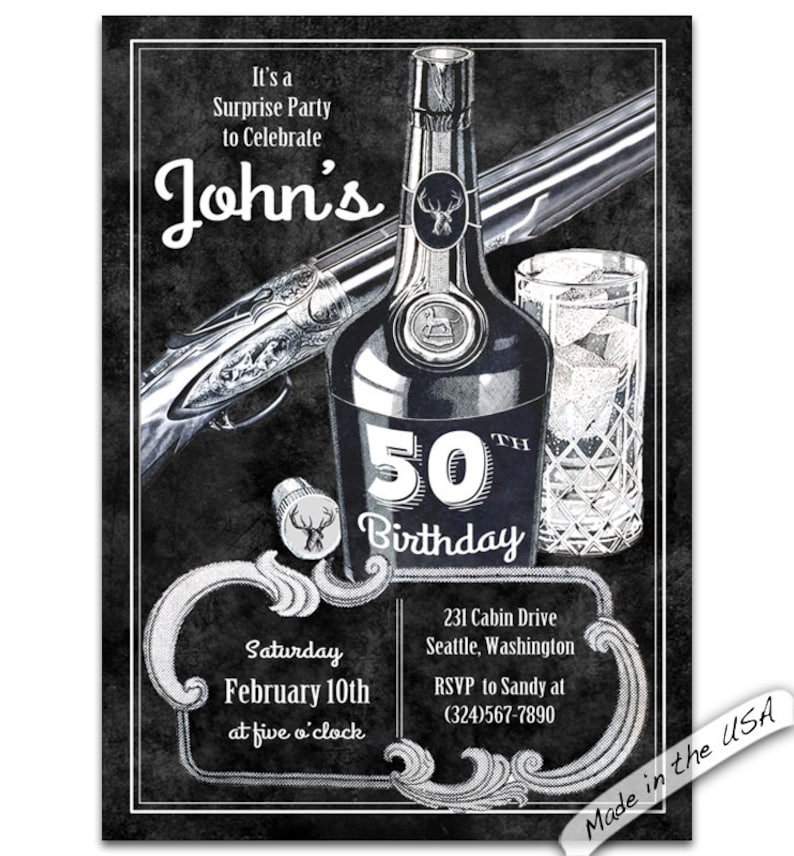 K&ouml;nnte beinhalten: Schwarz-Wei&szlig;-Einladung zum 50. Geburtstag. Das Design zeigt eine Flasche, eine Schrotflinte und ein Glas Eis. Der Text enth&auml;lt "John's", "50th Birthday" und Veranstaltungsdetails. Hergestellt in den USA.