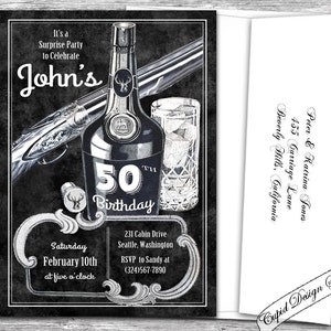 K&ouml;nnte beinhalten: Schwarz-wei&szlig;e Einladung zu einer &Uuml;berraschungsparty zum 50. Geburtstag. Das Design zeigt eine Flasche, ein Glas Eis und eine Schrotflinte. Die Einladung enth&auml;lt den Text "John's 50th Birthday" und Veranstaltungsdetails.