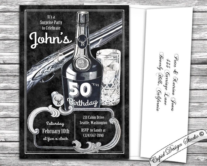 K&ouml;nnte beinhalten: Schwarz-wei&szlig;e Einladung zu einer &Uuml;berraschungsparty zum 50. Geburtstag. Das Design zeigt eine Flasche, ein Glas Eis und eine Schrotflinte. Die Einladung enth&auml;lt den Text "John's 50th Birthday" und Veranstaltungsdetails.