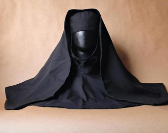 Bedekkende zwarte sluier en sjaalset. Complete outfit niet inbegrepen. Alleen het topje.