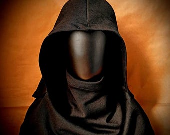 Zwarte capuchonjas, gotische stijl