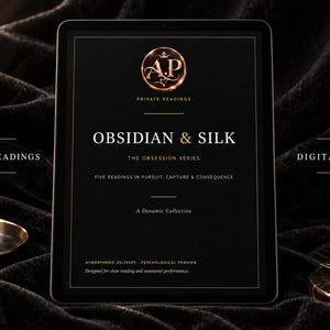 Könnte beinhalten: Ein digitales Tablet mit einem schwarzen Cover und goldenem Text, der Obsidian & Silk, The Obsession Series, Five Readings in Pursuit, Capture & Consequence, A Dynamic Collection, Atmospheric Delivery, Psychological Tension und Private Readings anzeigt.