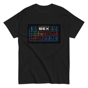 Puede incluir: Una camiseta negra de manga corta con un estampado gráfico en el pecho. El diseño muestra una disposición de tabla periódica titulada ELEMENTS OF SEX, que contiene varios iconos y etiquetas en colores azul, rojo y blanco sobre un fondo oscuro.
