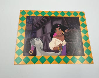 Set van 2 kunstprints van Disney's De Klokkenluiker van Notre Dame uit 1996: Esmeralda en Quasimodo.