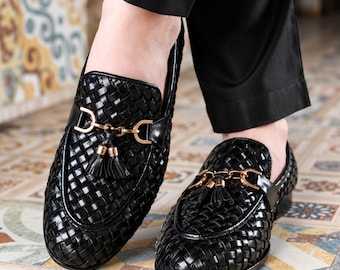 Zwarte leren loafers met kwastjes, handgemaakte instapschoenen voor heren.