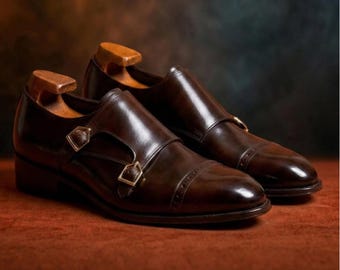 Sapatos sociais masculinos artesanais em couro marrom genuíno com fivela dupla.