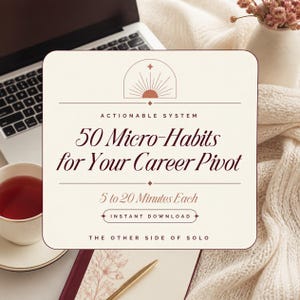 Pode incluir: Um gráfico digital quadrado com cantos arredondados apresentando o texto: Actionable System, 50 Micro-Habits for Your Career Pivot, 5 to 20 Minutes Each, Instant Download e The Other Side of Solo, centralizado sob um ícone de arco solar.
