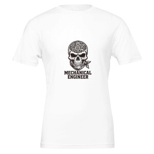 Pode incluir: Uma t-shirt branca de manga curta com um gráfico preto de um crânio com engrenagens no interior e uma bandana à volta do maxilar. Abaixo do crânio, o texto MECHANICAL ENGINEER está escrito numa fonte preta, em negrito e maiúsculas.