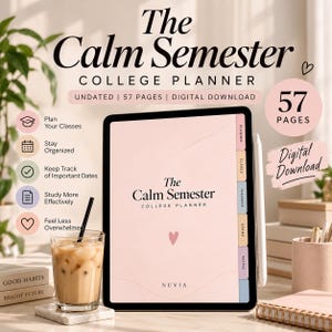 Può includere: Un planner universitario digitale intitolato The Calm Semester visualizzato sullo schermo di un tablet. L'interfaccia presenta uno sfondo rosa tenue con una piccola icona a forma di cuore, schede di navigazione per lezioni ed esami e 57 pagine.