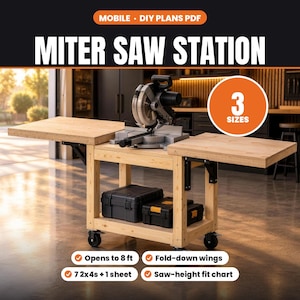 Puede incluir: Una estación de sierra ingletadora de madera con alas plegables y ruedas giratorias negras. La estación sostiene una sierra ingletadora y dos cajas de herramientas negras en el estante inferior. Texto: MOBILE DIY PLANS PDF, MITER SAW STATION, 3 SIZES, Opens to 8 ft, 7 2x4s + 1 sheet, Fold-down wings, Saw-height fit chart.