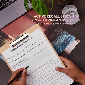 Peut inclure: Un kit d'étude Active Recall de 7 pages imprimables pour la préparation aux examens sur un presse-papier en bois. La fiche d'étude comprend des champs pour le cours, le sujet, la date et la date d'examen, avec le texte : ACTIVE RECALL STUDY KIT.