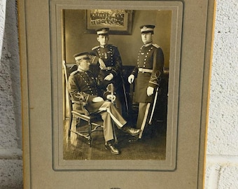 Antik militär officersgruppfotografi 3 uniformerade män svärd präglade montering