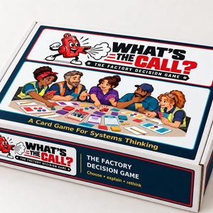 Może przedstawiać: Prostokątne pudełko gry planszowej zatytułowane What's The Call? The Factory Decision Game. Na okładce znajduje się rysunkowa postać czerwonego gwizdka oraz ilustracja pięciu osób grających w karty z kolorowymi żetonami na stole.