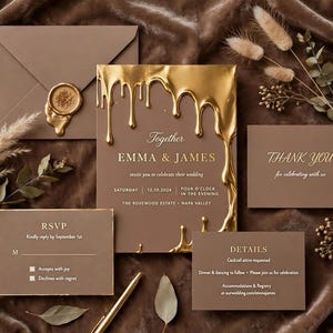 Könnte beinhalten: Ein braunes Hochzeitseinladungs-Set mit goldenen, metallischen Tropf-Akzenten. Das Set enthält einen Umschlag mit goldenem Wachssiegel, eine RSVP-Karte, eine Detailkarte und eine Dankeskarte, alle mit weißem und goldenem Text auf braunem Karton.