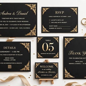 Könnte beinhalten: Ein Set schwarzer Hochzeitspapeterie mit goldenen, verzierten Ecken und goldenem Text. Enthält eine Einladung für Andrea & Daniel, eine RSVP-Karte, eine Detailkarte, eine Tischnummer 05, ein Willkommensschild und eine Dankeskarte.