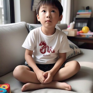 Camiseta personalizada para niño pequeño Año del Dragón - Rojo Suerte - DeyaStudio