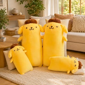 Puede incluir: Una colección de cuatro peluches amarillos con forma de Pompompurin, cada uno con una boina marrón, orejas caídas y una cara bordada sencilla con dos ojos, una nariz y una boca. Los peluches varían en tamaño y orientación, algunos de pie y otros acostados horizontalmente sobre una superficie texturizada.
