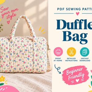 Puede incluir: Una bolsa de viaje acolchada con base color crema y un pequeño estampado floral en rosa, azul y verde. La bolsa cuenta con dos asas superiores y una correa de hombro extraíble. El texto dice PDF SEWING PATTERN Duffle Bag Easy & fun to sew!