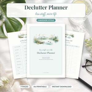 Op de afbeelding: Een printbare Declutter Planner set met een aquarelillustratie van een meer. De omslag toont de tekst Declutter Planner, less stuff, more life en Lakeside Style. De pagina's bevatten een 30-dagen uitdaging en diverse checklists.
