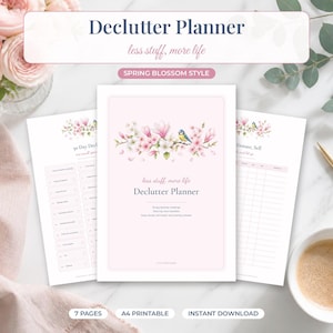 Pode incluir: Um conjunto de planejador de organização imprimível com uma capa rosa suave, apresentando uma ilustração em aquarela de flores de cerejeira e um pequeno pássaro azul. O texto diz Declutter Planner, less stuff, more life. 7 páginas.