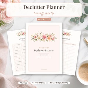 Op de afbeelding: Een printbare Declutter Planner met een lichtroze achtergrond en een bloemenillustratie van lelies bovenaan. De tekst luidt Declutter Planner, less stuff, more life, 30 Day Declutter Challenge en Donate, Sell. Het bevat zeven pagina's op A4-formaat.