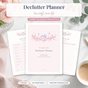 Könnte beinhalten: Ein druckbarer Aufräumplaner mit einer Illustration von Kirschblüten und einem Berg. Das Deckblatt enthält den Text Declutter Planner, less stuff, more life und CHERRY BLOSSOM JAPAN STYLE. Enthält 7 Seiten im A4-Format zur Organisation.