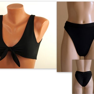 Può includere: Top di bikini nero con un nodo sul davanti e slip di bikini a vita alta abbinati.