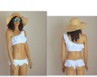 White ruffle scrunch bikini bottoms // Plus size // Swimwear // Swimsuits // Bathing suits