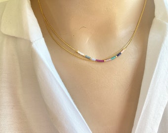 minimalistische gouden dubbele ketting, kleine delicate sierlijke ketting, minimale boho ketting, kleurrijke kleine gelaagde ketting, dunne kralen ketting