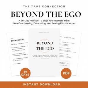 Può includere: Una guida digitale intitolata Beyond The Ego, A 30-Day Practice To Stop Your Restless Mind from Overthinking, Comparing, and Feeling Disconnected. Il documento include pagine con testo sulla consapevolezza e il movimento costante della mente.