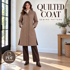 Peut inclure: Un patron de couture numérique PDF pour un long manteau matelassé beige avec un col montant, des manches longues et des fentes latérales. Le texte QUILTED COAT SEWING PATTERN est affiché en marron, avec une icône PDF PATTERN DIGITAL DOWNLOAD.